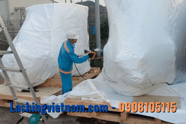 Dự Án Đóng Gói Quấn Màng Co Chống Rỉ Sét Cho Máy Lọc Dầu Công Nghiệp