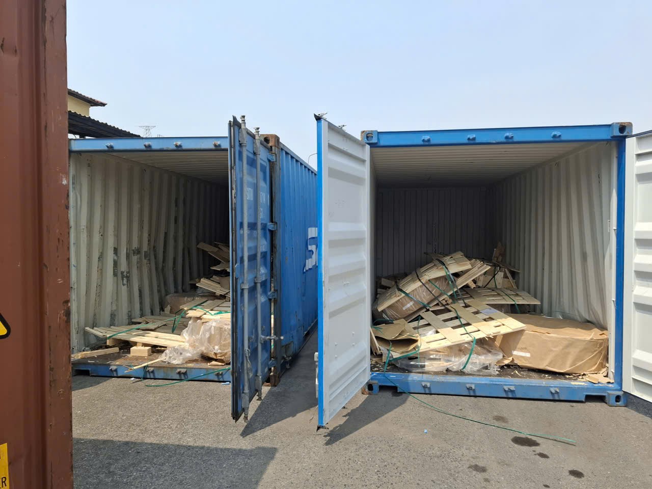 Khi Hàng Hóa Từ “Nguyên Vẹn” Thành “Hư Hỏng” – Hậu Quả Của Việc Lashing Sai Trong Vận Chuyển Đường Biển – Tình Trạng Hàng Hóa Khi Mở Container Tại Cảng Đích (hình 3) Khi Hàng Hóa Từ “Nguyên Vẹn” Thành “Hư Hỏng” – Hậu Quả Của Việc Lashing Sai Trong Vận Chuyển Đường Biển – Tình Trạng Hàng Hóa Khi Mở Container Tại Cảng Đích (hình 3)
