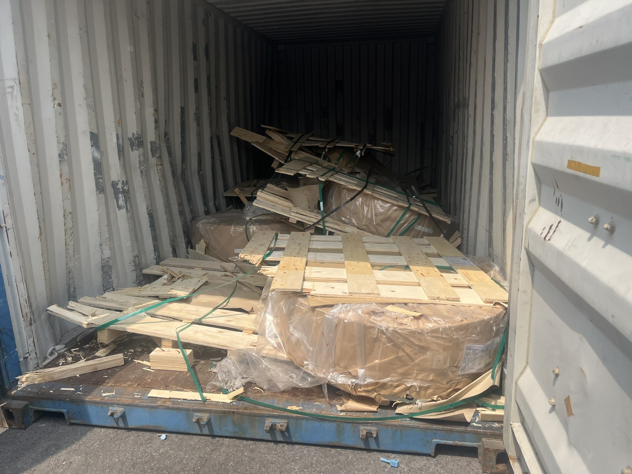Khi Hàng Hóa Từ “Nguyên Vẹn” Thành “Hư Hỏng” – Hậu Quả Của Việc Lashing Sai Trong Vận Chuyển Đường Biển